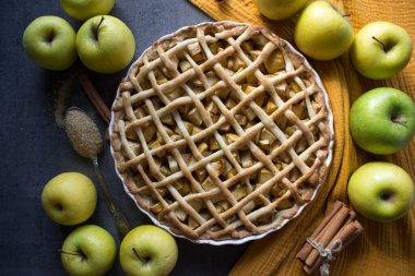 Elmalı turta ve kafes süslemesi. Ev yapımı tatlı turtası. Gri arkaplan. 