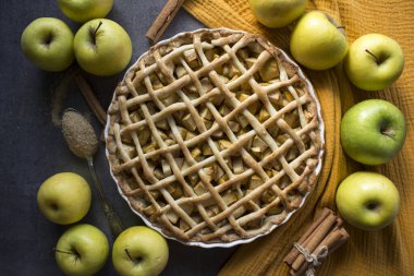 Kumaşlı arka planda elmalı turta. Klasik Amerikan turtası, yakın çekim. Sonbahar menüsü fikirleri. 