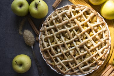 Elmalı turta manzaralı fotoğraf. Ev yapımı elmalı turta. Elmalı turta ya da masada nefis bir turta. Sonbahar menüsü fikirleri. Sağlıklı yeme kavramı. 