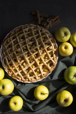Elmalı turta manzaralı fotoğraf. Ev yapımı elmalı turta. Elmalı turta ya da masada nefis bir turta. Sonbahar menüsü fikirleri. Sağlıklı yeme kavramı. 