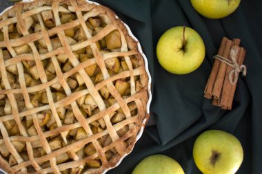Masada nefis elmalı turta. Taze elmalar, tarçınlı çubuklar ve klasik Amerikan turta manzaralı fotoğraf. Şükran Günü menüsü fikirleri. Elmalı turta manzaralı fotoğraf. Ev yapımı elmalı turta. Yakın plan.. 