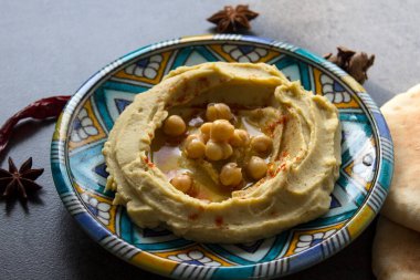 Humus tabakasının en üstteki görüntüsü. Orta Doğu yemekleri. Sağlıklı beslenme konsepti. Kopyalama alanı olan gri arkaplan.