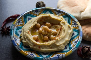 Humus tabakasının en üstteki görüntüsü. Orta Doğu yemekleri. Sağlıklı beslenme konsepti. Kopyalama alanı olan gri arkaplan.