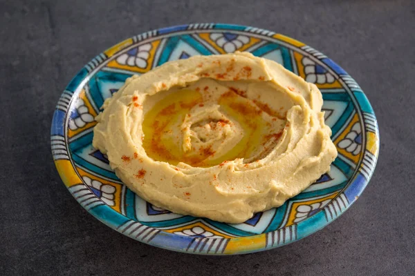 Close Photo Fresh Homemade Hummus Colorful Ceramic Plate Balanced Meal — Stock Photo, Image