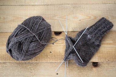 Ahşap arka planda el yapımı çoraplar. Örgü kahverengi çorap üst görünüm fotoğrafı.. 