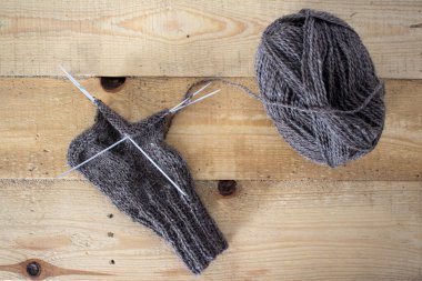 Ahşap arka planda el yapımı çoraplar. Örgü kahverengi çorap üst görünüm fotoğrafı.. 