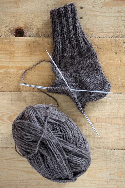 배경에 손으로 Knitted Brown Sock Top View Photo — 스톡 사진