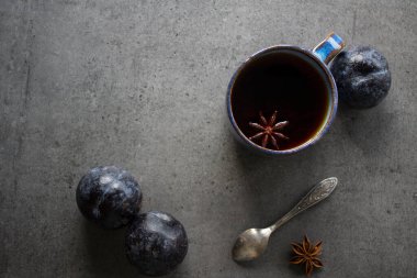 Seramik bardak ve taze eriklerle mavi renkli basit bir hayat. Koyu gri arkaplan.