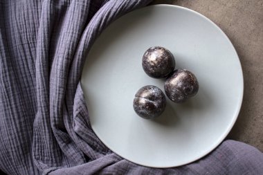 Gri plakalı erikler. Taze meyve bahçesinin en üst görüntüsü. Basit natürmort. 