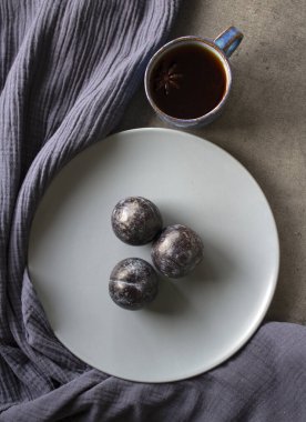 Gri plakalı erikler. Taze meyve bahçesinin en üst görüntüsü. Basit natürmort. 