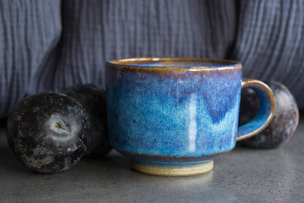 Blaue Keramiktasse Mit Schwarzem Tee Und Sternanis Auf Grauem Betontisch — Stockfoto