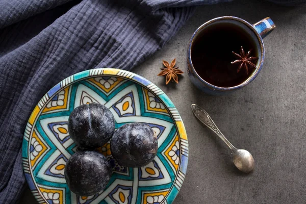 Prunes Fraîches Sur Une Belle Assiette Authentique Tasse Thé Anis — Photo