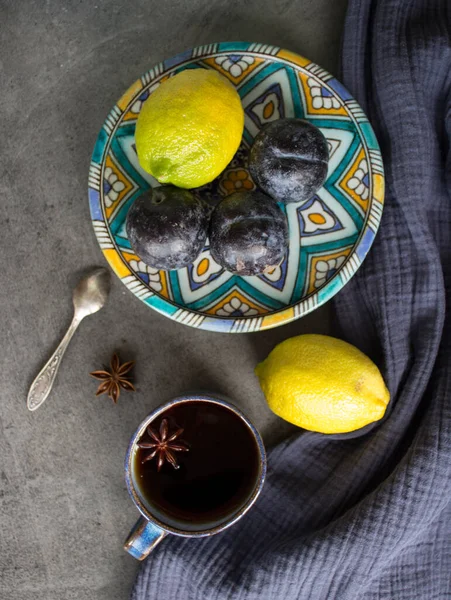 Nature Morte Colorée Avec Des Citrons Juteux Sur Plaque Décorative — Photo