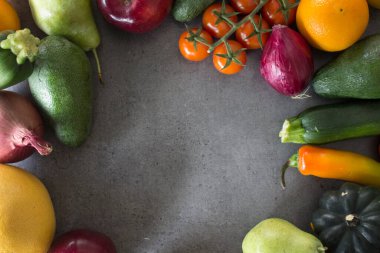 Taze organik meyve ve sebzelerden yapılmış sınır veya çerçeve. Koyu gri arkaplan ve fotokopi alanı. Sağlıklı beslenme konsepti. Vejetaryen yemek malzemeleri üst görünüm fotoğrafı.. 