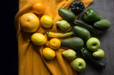 Sarı dokulu arka planda taze meyve ve sebzelerle dolu bir hayat. Dengeli diyet konsepti. Yeşil organik meyve ve sebzeler..  