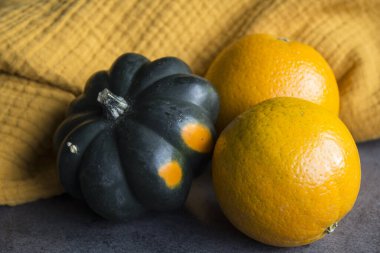 Bir masada mısır ezmesi ve iki portakal. Sarı desenli arka plan. Basit kompozisyon hala hayat. Sağlıklı yeme kavramı. 