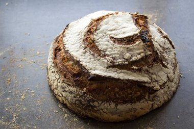 Masadaki güzel çavdar ekmeği. Tahıldan yapılmış ev yapımı ekmek. Sağlıklı yaşam kavramı. 
