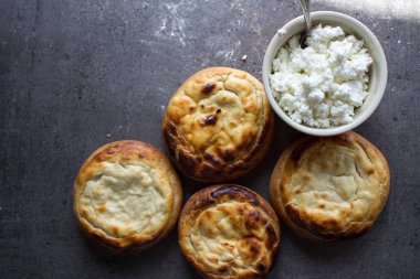 Süzme peynirli çörekler, yakın plan fotoğraf. Masada iştah açıcı çörekler. Otantik Rus hamur işleri. 