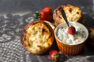 Süzme peynirli çörekler, yakın plan fotoğraf. Masada iştah açıcı çörekler. Otantik Rus hamur işleri. 