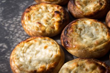 Süzme peynirli açık turtalar. Geleneksel Rus pastanesi. Taze fırınlanmış hamur işleri üst görünüm fotoğrafı.  