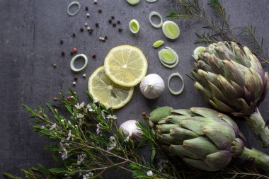 Masada pişmemiş sebzeler. Kopyalama alanı olan gri bir arkaplan. Sağlıklı yeme kavramı. 