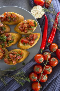 Kızarmış domatesli İtalyan bruschetta, fesleğen ve sarımsak. Lezzetli tostun en iyi görüntüsü. Sağlıklı yeme kavramı. 