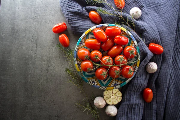 Tomates Cerises Sur Plaque Bleue Décorative Bulbes Ail Herbes Serviette — Photo