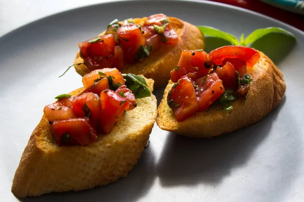 Bruschetta 토마토 마늘을 넣었습니다 맛있는 토스트의 건강에 — 스톡 사진