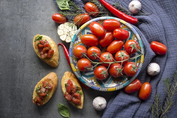 전통적 이탈리아 요리인 브라우 접시에 토마토 허브등 식탁에 텍스처 배경에 — 스톡 사진