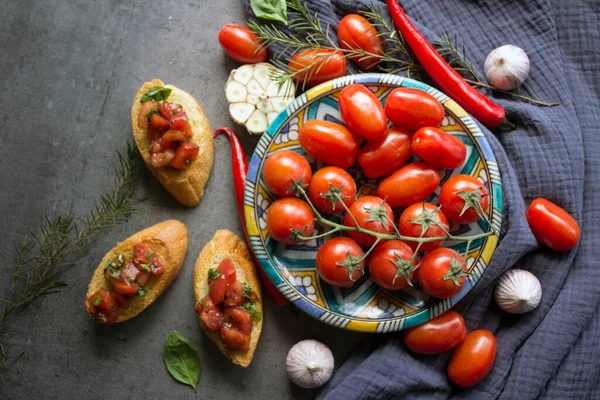 전통적 이탈리아 요리인 브라우 접시에 토마토 허브등 식탁에 텍스처 배경에 — 스톡 사진