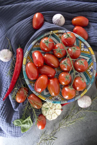 Bruschetta Ingredientes Frescos Vista Superior Tomates Cereja Suculentos Uma Chapa — Fotografia de Stock