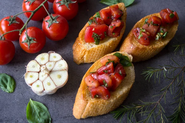 Bruschetta Italiana Con Tomates Asados Albahaca Ajo Vista Superior Foto — Foto de Stock