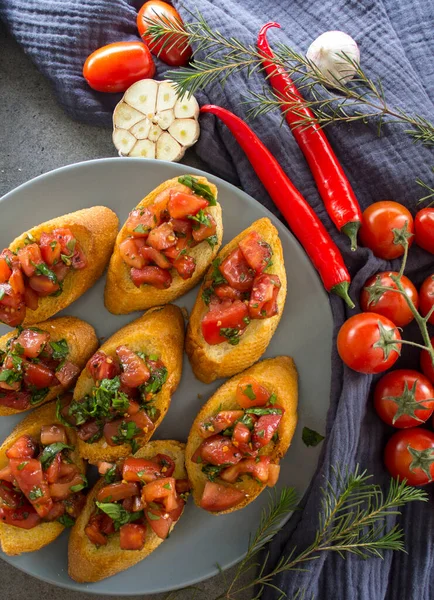 토마토와 바질을 곁들인 맛좋은 브루스 야채를 이탈리아 — 스톡 사진