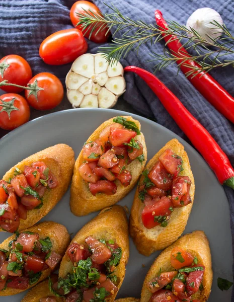 Bruschetta 토마토 마늘을 넣었습니다 맛있는 토스트의 건강에 — 스톡 사진