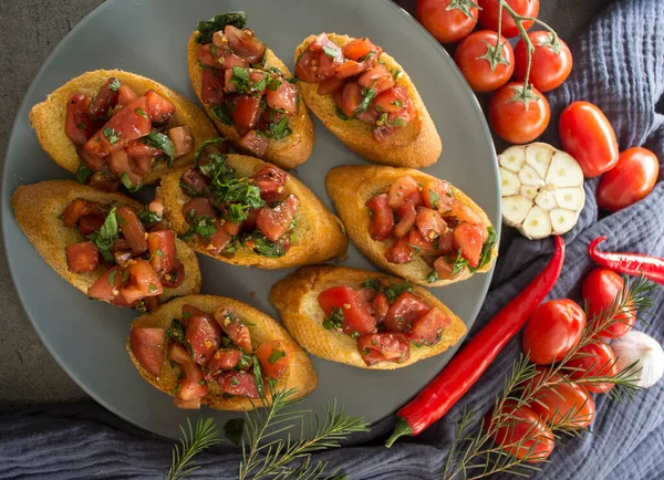 Sabrosa Bruschetta Con Tomates Asados Albahaca Primer Plano Foto Pan —  Fotos de Stock