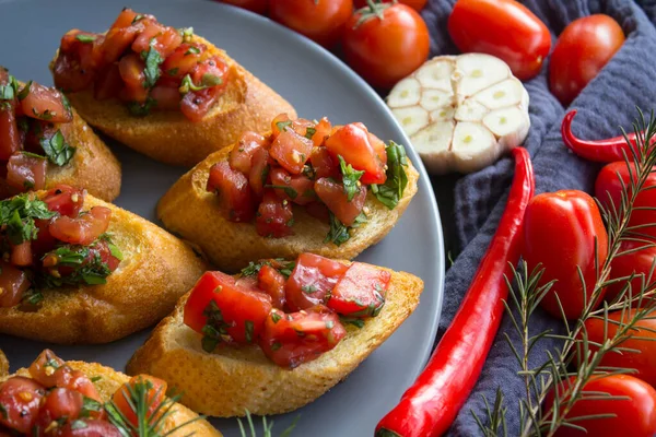 Bruschetta 토마토 마늘을 넣었습니다 맛있는 토스트의 건강에 — 스톡 사진