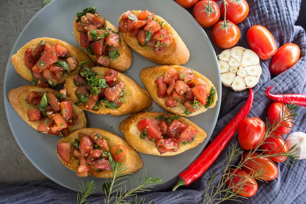 Bruschetta 토마토 마늘을 넣었습니다 맛있는 토스트의 건강에 — 스톡 사진