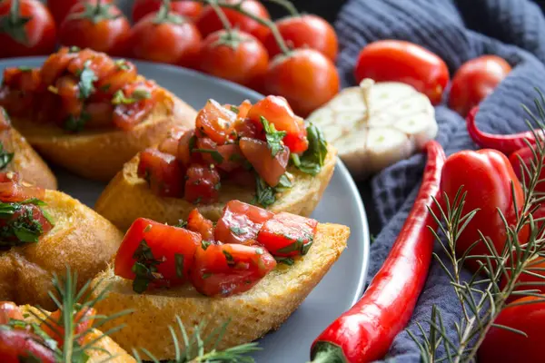 Bruschetta 토마토 마늘을 넣었습니다 맛있는 토스트의 건강에 — 스톡 사진