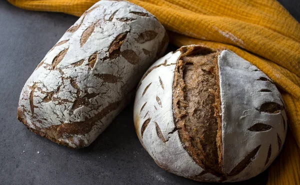 Due Splendidamente Intagli Pane Lievito Madre Fatta Farina Segale Foto — Foto Stock