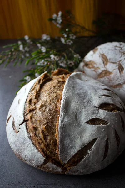 Due Splendidamente Intagli Pane Lievito Madre Fatta Farina Segale Foto — Foto Stock