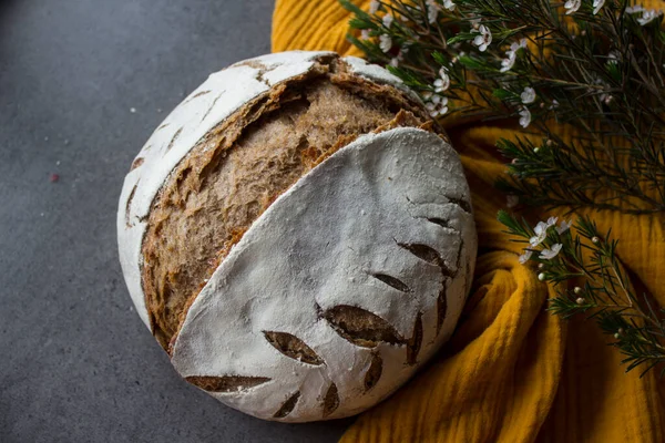 Pane Lievitato Naturale Rotondo Decorato Con Motivo Foglia Bel Pane — Foto Stock