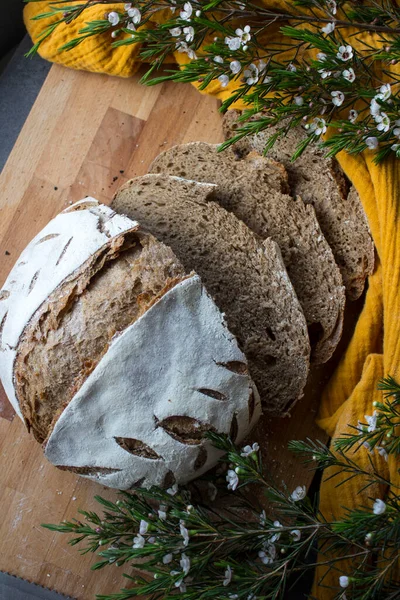 Frisch Gebackenes Handwerkerbrot Auf Einem Tisch Dunkelgrauer Hintergrund Mit Kopierraum — Stockfoto