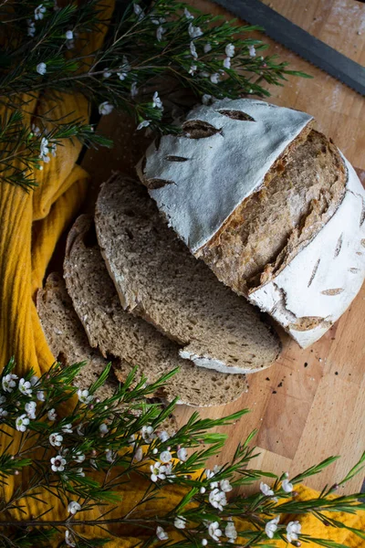 圆面团面包近点 漂亮的工匠面包顶部的照片 黄色面料背景 健康饮食概念 — 图库照片