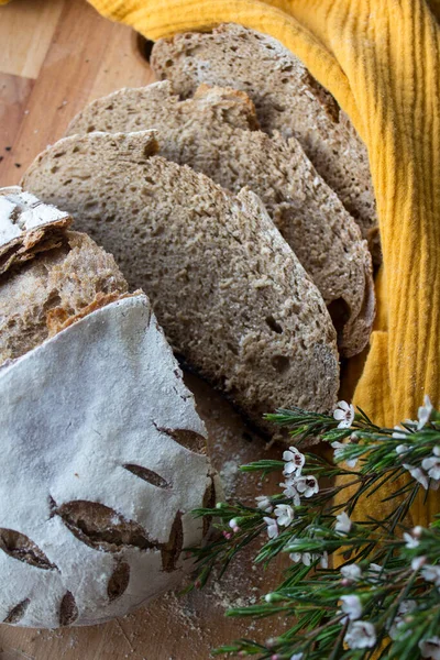 コピースペースと灰色の背景に職人パン 自家製の生地パンのレシピ 健康的な食事のコンセプト — ストック写真
