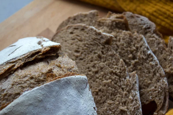 Frisch Gebackenes Handwerkerbrot Auf Einem Tisch Dunkelgrauer Hintergrund Mit Kopierraum — Stockfoto