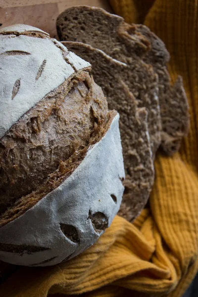 Krustiges Brot Auf Einem Gelben Küchentuch Foto Von Oben Frisch — Stockfoto
