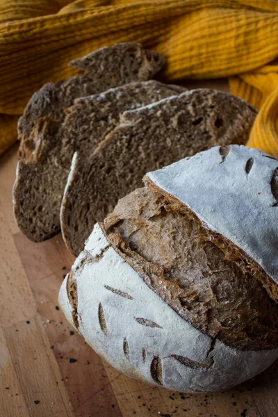 Roggen Sauerteig Brotscheiben Großaufnahme Foto Frisch Gebackenes Handwerkerbrot Auf Holzboden — Stockfoto