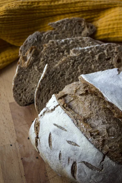 Roggen Sauerteig Brotscheiben Großaufnahme Foto Frisch Gebackenes Handwerkerbrot Auf Holzboden — Stockfoto