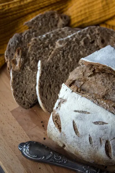 Roggen Sauerteig Brotscheiben Großaufnahme Foto Frisch Gebackenes Handwerkerbrot Auf Holzboden — Stockfoto