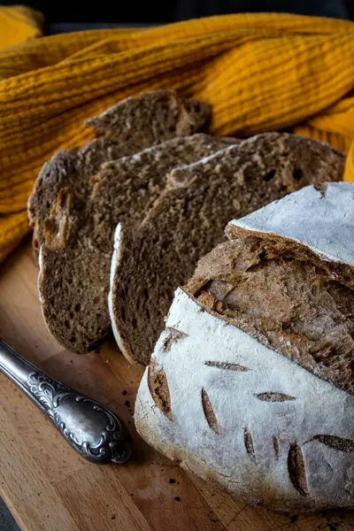 Roggen Sauerteig Brotscheiben Großaufnahme Foto Frisch Gebackenes Handwerkerbrot Auf Holzboden — Stockfoto